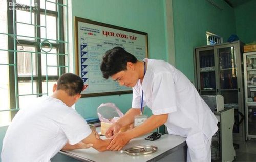 Tiêm thuốc cắt cơn giải độc cho người nghiện ma túy tổng hợp tại Trung tâm Lao động xã hội TP. Vinh. Ảnh tư liệu: P.V