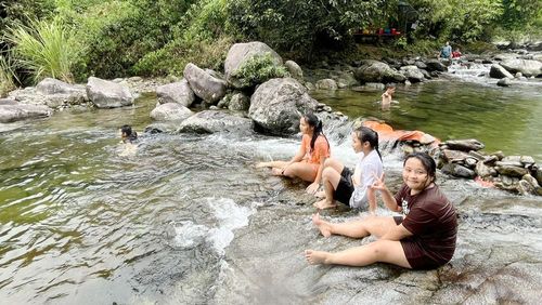 Dòng suối Kẹm trong xanh, mát lành là một trong những địa điểm ấn tượng thu hút du khách đến với Điểm du lịch cộng đồng xóm Tân Sơn.