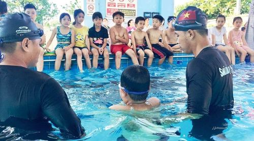 Học sinh Trường tiểu học Thủy Biều tham gia chương trình học bơi miễn phí