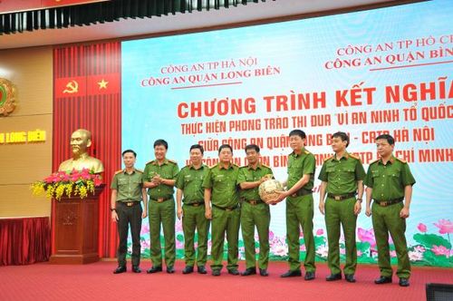 Công an quận Long Biên và Công an quận Bình Thạnh tặng quà lưu niệm của hai đơn vị.