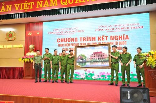 Công an quận Long Biên và Công an quận Bình Thạnh tặng quà lưu niệm của hai đơn vị.