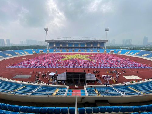 5.000 người tham dự xếp thành hình lá cờ Tổ quốc.