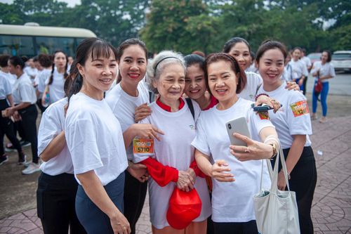 Bà Hoàng Quy Lý (84 tuổi, giữa), tập Yoga từ năm 1997 và là một trong những người đầu tiên tập Yoga của miền Bắc chụp ảnh cùng những người tham dự chương trình.
