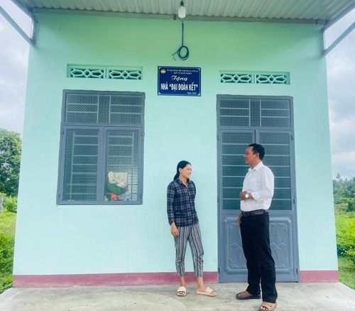 Bà Nay H’Oan (buôn Jứ Ama Nai, xã Ia Rtô) vui mừng bên căn nhà "Đại đoàn kết" được hỗ trợ. Ảnh: Vũ Chi