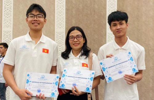 Em Nguyễn Nguyên Hải và Lê Quang Trường, học sinh Trường THPT chuyên Phan Bội Châu đoạt huy chương vàng kỳ thi Olympic hóa học quốc tế Abu Reikhan Beruniy. Ảnh NVCC.
