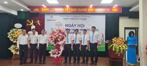 Lãnh đạo Tổng Công ty Điện lực Hà Nội chúc mừng Công ty Điện lực Hà Đông