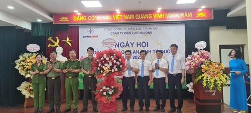 Lãnh đạo CAQ Hà Đông chúc mừng Ngày hội