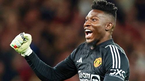 Thủ thành Andre Onana ra mắt ấn tượng một loạt pha cứu thua muộn.