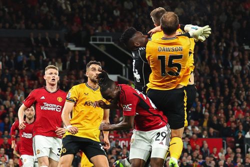 Tình huống va chạm của Onana và các cầu thủ Wolves