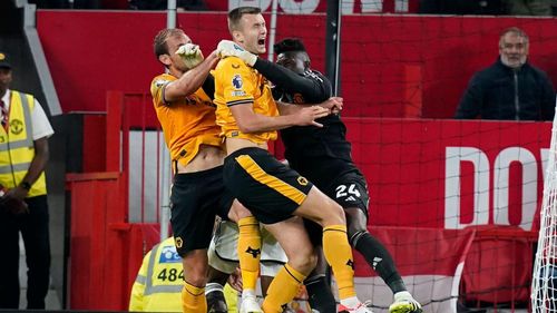 MU thoát penalty đầy may mắn vào bù giờ cuối trận khi Andre Onana va chạm cầu thủ Wolves trong vòng cấm