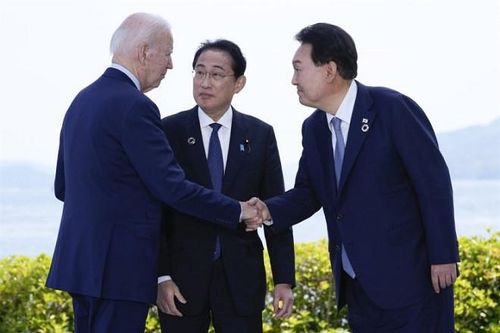 Lãnh đạo 3 nước Mỹ - Nhật - Hàn gặp mặt bên lề hội nghị G7 ở Hiroshima, Nhật Bản. Ảnh: AP