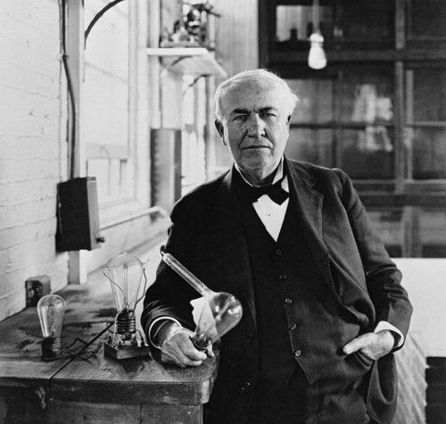 Thomas Edison (1847-1931) và phát minh bóng đèn đi vào huyền thoại. Ảnh: PUBLÍE