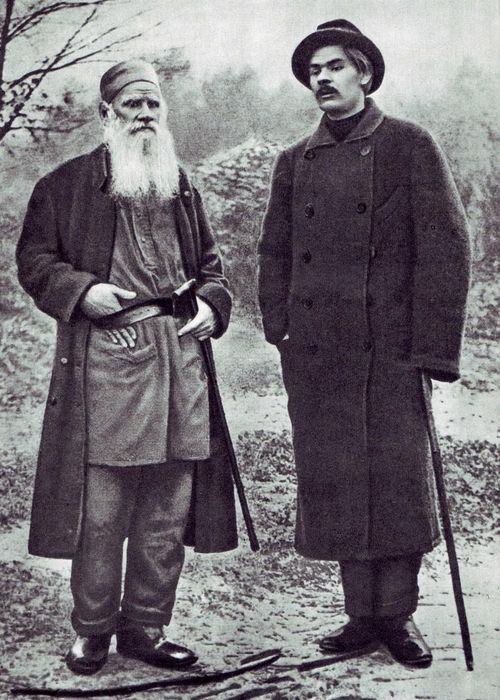 Aleksei Maximovich Peshkov (Macxim Gorky) bên phải. Ảnh: Tư liệu