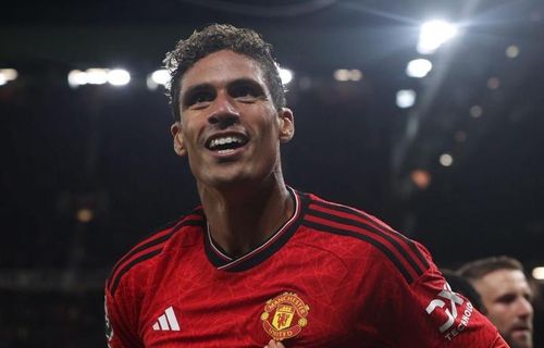 Varane ghi bàn cho Man Utd.