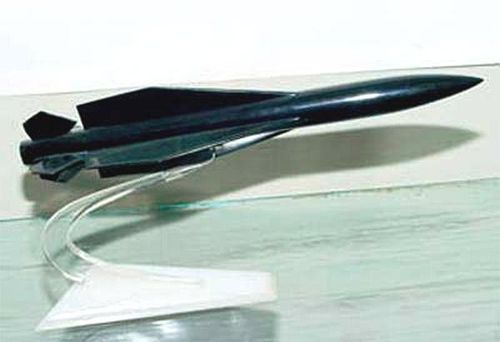 Tên lửa Kh-45 sử dụng cơ chế kết hợp giữa hệ thống dẫn đường quán tính con quay hồi chuyển và đầu dò radar chủ động, để nó có thể tấn công các mục tiêu cố định cũng như di động như cây cầu hoặc tàu sân bay.