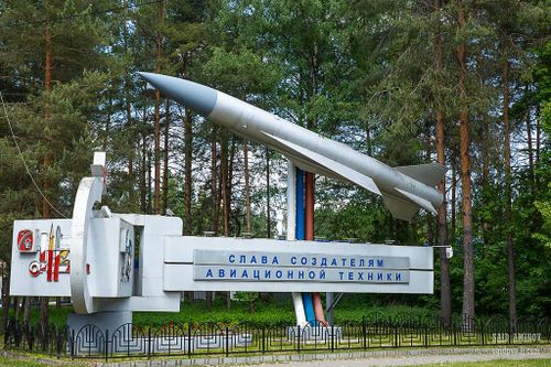 Tốc độ bay của tên lửa Kh-45 theo thuyết minh sẽ ở mức 5.000 - 7.000 km/h, tầm xa 500 - 600 km (đối với phiên bản chống hạm) và 1.000 - 1.500 km (đối với phiên bản tấn công mục tiêu mặt đất).