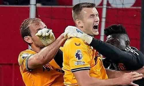 Thủ môn Man Utd phạm lỗi với cầu thủ Wolves nhưng đội khách không được hưởng phạt đền. 