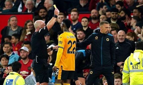 Trọng tài chính Hooper phạt thẻ vàng với HLV O'Neil khi phản đối việc tổ trọng tài không cho Wolves hưởng phạt đền cuối trận thua Man Utd 0-1.