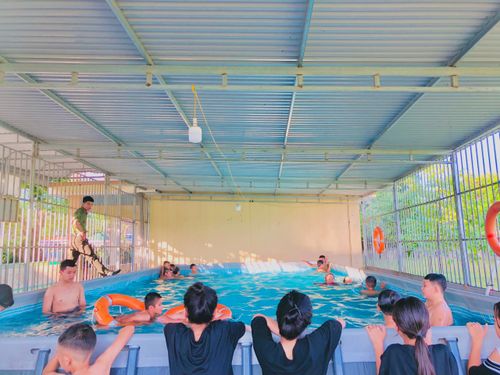 Trong khuôn viên bể bơi của Trường Tiểu học thị trấn Vũ Quang, trường THCS Đức Hương, dịp hè này là nơi để các trẻ em ở miền núi huyện Vũ Quang (Hà Tĩnh) học bơi.