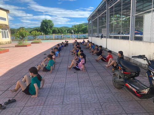 “Chi Đoàn đã triển khai lớp học bơi này năm nay là năm thứ 2. Mặc dù, trong quá trình tập luyện gặp nhiều khó khăn về điều kiện thời tiết, chỗ tập, thời gian tập luyện ngắn nhưng bằng sự quyết tâm, cố gắng, đến nay các em tham gia khóa học đã nắm được các kỹ năng cơ bản về kỹ thuật bơi ếch và kỹ năng xử lý tình huống dưới nước”, Phó Bí thư Chi Đoàn Công an huyện Vũ Quang nói.
