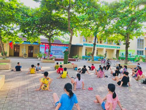 Lớp học hơn 100 em được chia thành hai, một điểm tổ chức tại xã Đức Hương, điểm còn lại ở thị trấn Vũ Quang, tập luyện vào các buổi chiều trong tuần.