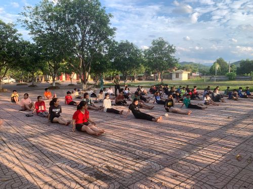 Lớp học được khai giảng từ đầu tháng 6, với hơn 100 em học sinh tham gia tập luyện. Thầy giáo ở đây là những chiến sỹ công an, đoàn viên thanh niên.