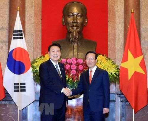 Chủ tịch nước Võ Văn Thưởng và Tổng thống Hàn Quốc Yoon Suk Yeol tại lễ đón trong chuyến thăm cấp Nhà nước tới Việt Nam tháng 6/2023. (Ảnh: Thống Nhất/TTXVN)