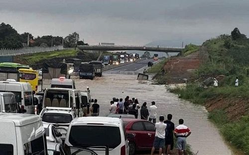 Cao tốc Phan Thiết-Dầu Giây đoạn đi qua địa phận tỉnh Bình Thuận bị ngập nước do mưa lớn vào ngày 29/7 vừa qua. (Nguồn: Otofun)