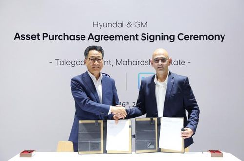 Giám đốc điều hành Hyundai Motor Ấn Độ Kim Un-soo (trái) bắt tay phó chủ tịch GM Ấn Độ Asifhusen Khatri sau khi ký thỏa thuận mua lại tài sản hôm 16/8. Ảnh: KED Global