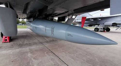 Một trong số chúng đã bị chặn ở khu vực Kyiv, trong khi 3 quả còn lại bay khoảng 900 km và tấn công căn cứ không quân ở quận Kolomiysky của vùng Ivano - Frankivsk, nhưng không mang lại hiệu quả, theo thông tin từ báo chí phương Tây.