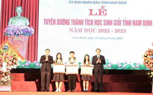 Bí thư Tỉnh ủy Nam Định Phạm Gia Túc (trái), Thứ trưởng Bộ GDĐT Phạm Ngọc Thưởng trao Bằng khen tới các em học sinh giỏi.