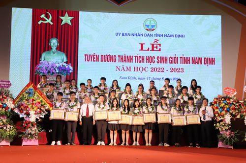 Tại Kỳ thi tốt nghiệp THPT năm 2023, học sinh Nam Định tiếp tục dẫn dầu cả nước về kết quả.