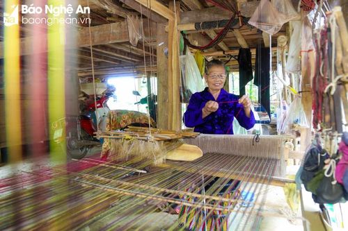  Gần đây, nhiều chị em sản xuất các sản phẩm đa dạng hơn theo đơn đặt hàng. Khung cửi truyền thống vốn chỉ dệt những khổ vải hẹp, nay đã được cải tiến để dệt được các khổ vải rộng hơn. Ảnh: Đình Tuyên 