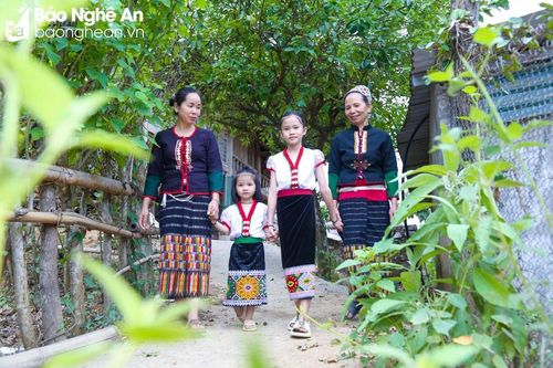  Hiện nay, phần lớn cư dân ở bản Na sinh sống chủ yếu bằng nghề trồng lúa nước, chăn nuôi gia súc, gia cầm. Nhiều chị em trẻ tìm đến các khu công nghiệp lao động cho thu nhập cao hơn. Vì thế, việc truyền lại nghề cho các thế hệ con cháu cũng là cách giúp nghề dệt thổ cẩm trong cộng đồng được gìn giữ. Ảnh: Đình Tuyên 