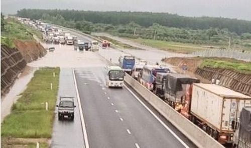 Sáng 29/7 tại đoạn Km25+300 - Km25+400 tuyến cao tốc Phan Thiết - Dầu Giây bị ngập cục bộ, gây gián đoạn giao thông. Ảnh: CTV/BNEWS/TTXVN