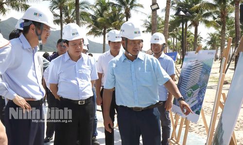 Đoàn công tác của tỉnh tìm hiểu thực tế việc quy hoạch, xây dựng Dự án Tổ hợp khu du lịch nghỉ dưỡng Sonasea Vân Đồn.