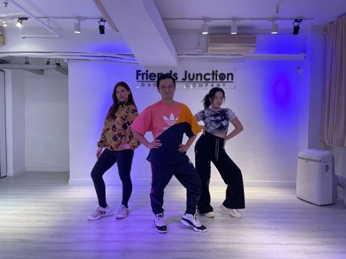 Kenny Ng Ka-wai (giữa), giám đốc Friends Junction Dance Company, cùng các học viên tại studio FJDC ở Hong Kong (Trung Quốc) ngày 21/3. Ảnh: The Korea Herald.