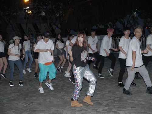 Minzy (giữa) của 2NE1 xuất hiện trong điệu nhảy flash mob với giám đốc FJDC Kenny Ng Ka-wai (ngoài cùng bên phải). Ảnh: HK01.