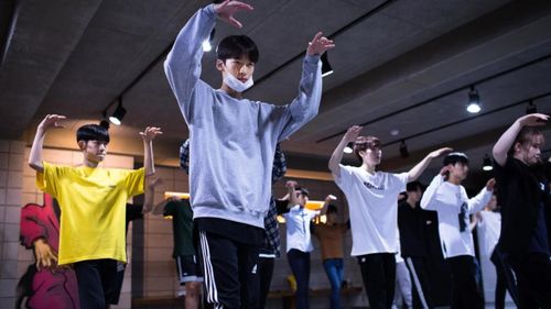 Nhiều người trẻ tham gia lớp khiêu vũ tại Def Dance sau giờ học. Ảnh: CNN. 