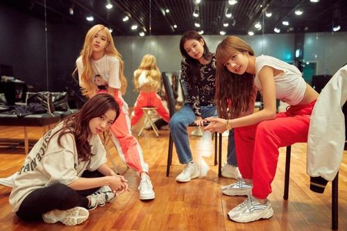 Lisa (ngoài cùng bên phải) cùng các thành viên BlackPink tại phòng tập ở YG. 