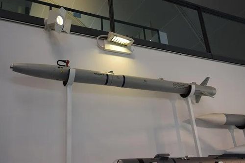HMT có sẵn trong một loạt cấu hình để đáp ứng các yêu cầu hoạt động khác nhau. Nó có thể được trang bị nhiều hệ thống vũ khí, thiết bị liên lạc và khí tài dành riêng cho nhiệm vụ khác.