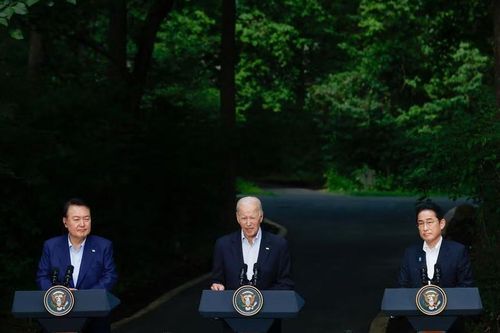 Tổng thống Mỹ Joe Biden (giữa) tại buổi họp báo chung với các nhà lãnh đạo của Hàn Quốc (trái) và Nhật Bản tại Trại David ở Maryland ngày 18/8. Ảnh: Reuters