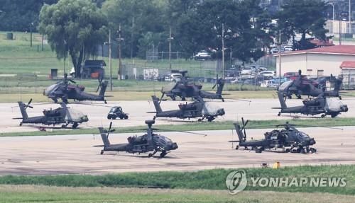 Máy bay trực thăng Apache của Mỹ xuất hiện tại Trại Humphreys ở Pyeongtaek, cách Seoul 60 km về phía nam, vào ngày 14/8. Ảnh: Yonhap