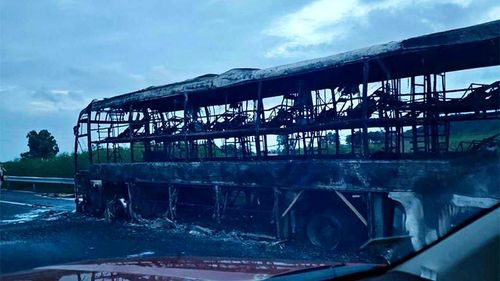 Lửa thiêu rụi, xe chỉ còn trơ khung.