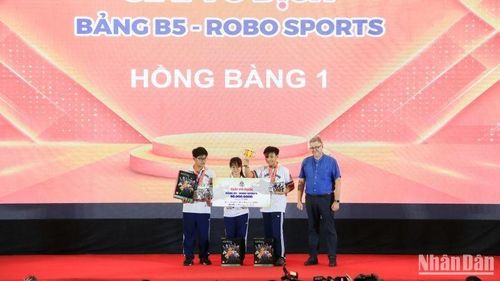 Ông Troels Jakobsen trao giải Vô địch bảng B5 cho đội Hồng Bàng 1.