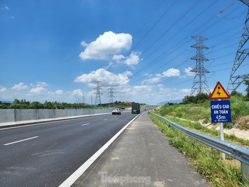 Chủ đầu tư cao tốc Phan Thiết - Dầu Giây có gắn biển cảnh báo chiều cao an toàn với đường điện cao thế.