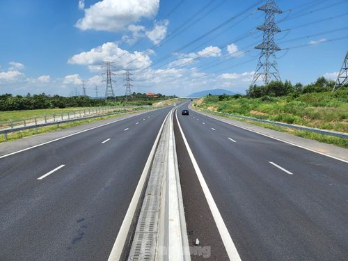 Theo quan sát của PV Tiền Phong, tại Km 25+419, cao tốc Phan Thiết-Dầu Giây bị võng xuống như một lòng chảo.