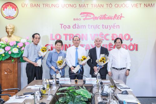 Nhà báo Lê Anh Đạt, Quyền Tổng Biên tập Báo Đại Đoàn Kết tặng hoa các vị đại biểu tham dự Tọa đàm. Ảnh: Quang Vinh.