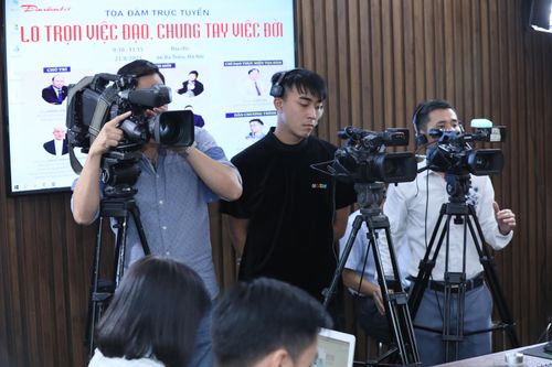Phóng viên tác nghiệp tại buổi tọa đàm.