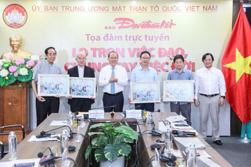 Phó Chủ tịch UBTƯ MTTQ Việt Nam Hoàng Công Thủy tặng ảnh lưu niệm các vị khách mời.